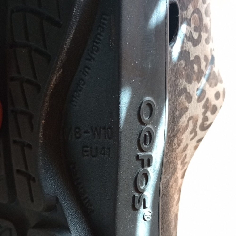 OOFOS Leopard Pattern Clogs - Picture 2 of 2